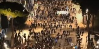 Balla reagon për protestën e opozitës: Grupi kriminal që mbulohet me çadra edhe pse nuk bie shi gati për molotovët e një plaku të rrjedhur