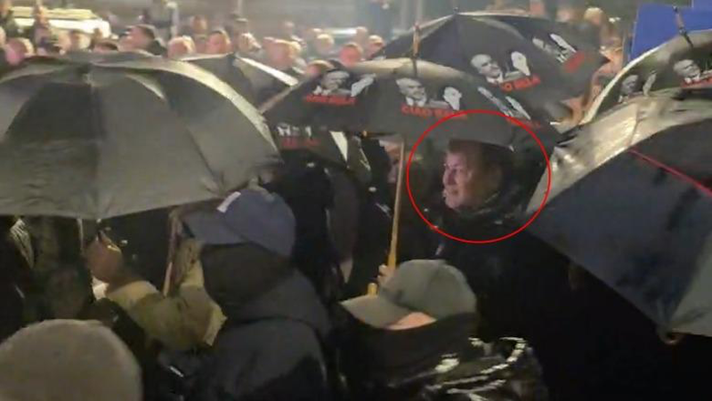 FOTO-LAJM/ SKANDAL- DEPUTETI Gjin Gjoni, njeriu që furnizon të rinjtë e maskuar me molotov