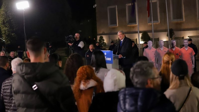 Berisha thirrje policisë një ditë para protestës  Bashkohuni me ne në kryengritjen paqësore  të largojmë qeverinë