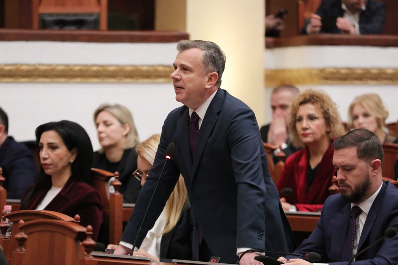  Në Hagë po hidhet baltë mbi UÇK  Kuvendi të dalë me deklaratë    Balla Berishës  I ke shërbyer gjithë jetën Serbisë 