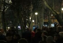 Vazhdon protesta e opozitës para Kuvendit, protestuesit hedhin molotovë
