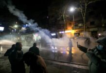 Zhvendosen protestuesit, marshojnë drejt Parlamentit, hidhen sërish molotovë