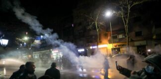 Zhvendosen protestuesit, marshojnë drejt Parlamentit, hidhen sërish molotovë