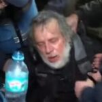 Gazetari i huaj plagoset gjatë protestës së opozitës para Parlamentit! I vijnë në ndihmë forcat e policisë