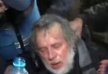 Gazetari i huaj plagoset gjatë protestës së opozitës para Parlamentit! I vijnë në ndihmë forcat e policisë