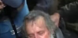 Gazetari i huaj plagoset gjatë protestës së opozitës para Parlamentit! I vijnë në ndihmë forcat e policisë