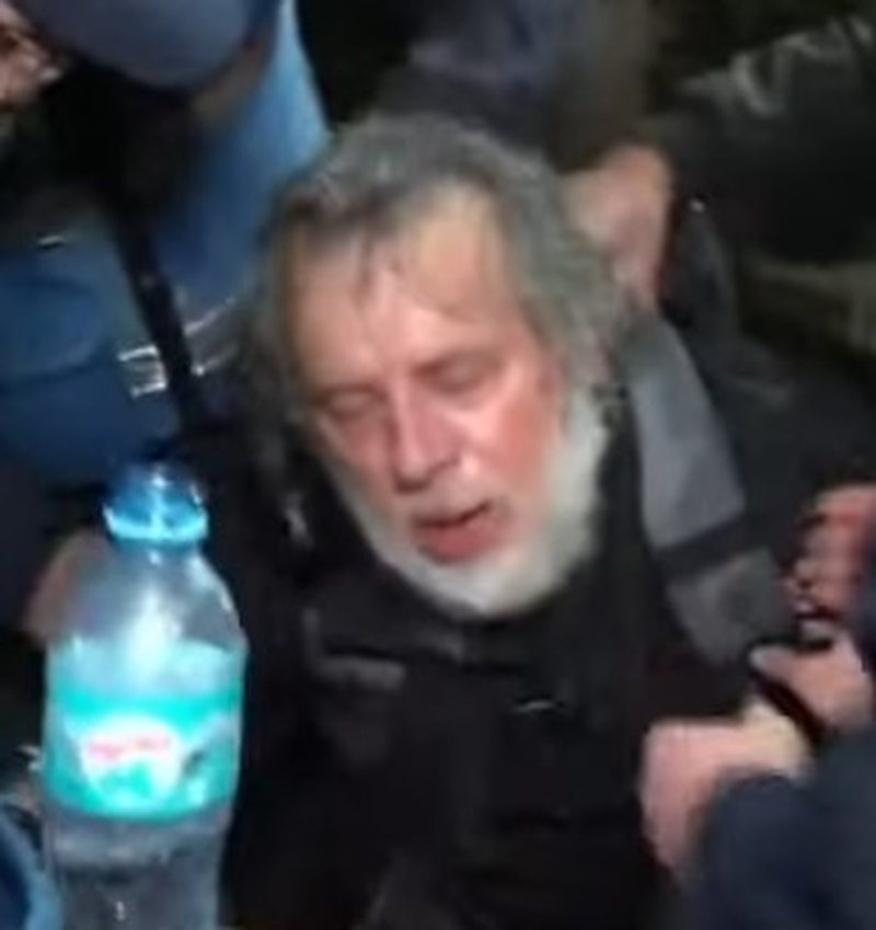 Gazetari i huaj plagoset gjatë protestës së opozitës para Parlamentit  I vijnë në ndihmë forcat e policisë