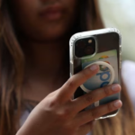 Britania drejt ndalimit të mediave sociale për personat në 16 vjeç, kufizime edhe në chatbot-et e AI