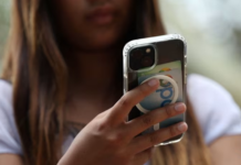 Britania drejt ndalimit të mediave sociale për personat në 16 vjeç, kufizime edhe në chatbot-et e AI