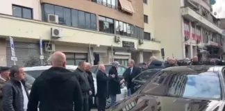 Sali Berisha mbërrin në SPAK për masën “detyrim paraqitje”