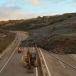 Rrëshqitje e frikshme dheu në Greqi, bllokohet autostrada, pamjet me dron tregojnë katastrofën