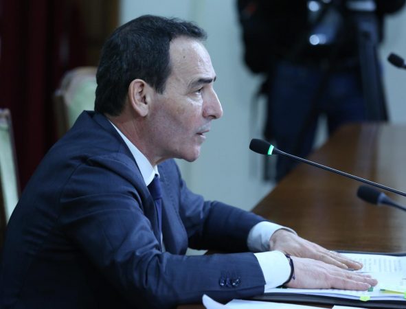 E FUNDI  DORËHIQET Ëngjëll Agaçin  ja kush e zëvëndëson