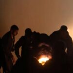 Protestuesit hedhin molotov edhe drejt medias, kameramani përfshihet nga flakët