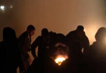 Protestuesit hedhin molotov edhe drejt medias, kameramani përfshihet nga flakët