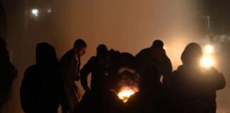 Protestuesit hedhin molotov edhe drejt medias, kameramani përfshihet nga flakët