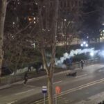 VIDEO/ Protestuesi goditet me bombul gazlotsjellës në kokë