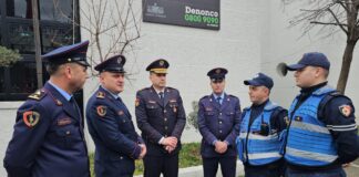 Proda dhe Alushi takojnë dy policët e patrullës që ndaluan grabitësin e bankës: Reagim i guximshëm