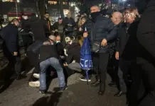 LAJMI I FUNDIT/ Tubimi i PD-së përpara Parlamentit, lëndohet një protestues, transportohet për në spital