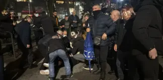 LAJMI I FUNDIT/ Tubimi i PD-së përpara Parlamentit, lëndohet një protestues, transportohet për në spital