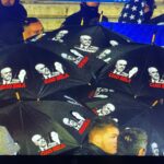 FOTO/ Zbulohet grupi i dhunshëm i fshehur pas çadrave! Gati për molotovët kundra policëve