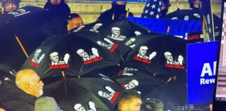 FOTO/ Zbulohet grupi i dhunshëm i fshehur pas çadrave! Gati për molotovët kundra policëve