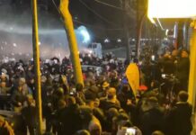 Protestuesit “thyejnë” kordonin e policisë, uniformat hedhin ujë dhe gaz lotsjellës