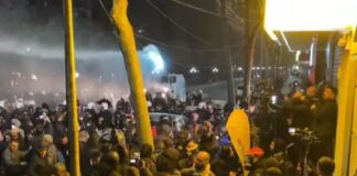 Protestuesit “thyejnë” kordonin e policisë, uniformat hedhin ujë dhe gaz lotsjellës