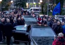 FOTOLAJM / Mbërrin Berisha, në selinë e PD pak para nisjes së protestës së 10 shkurtit