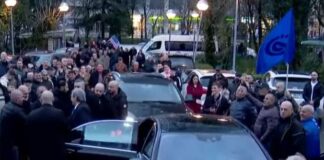 FOTOLAJM / Mbërrin Berisha, në selinë e PD pak para nisjes së protestës së 10 shkurtit