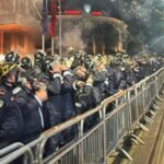 E FUNDIT/ Pas dhunës dhe molotovi përpara kryeministrisë, regjistrohet një polic i lënduar