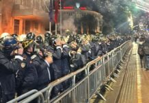 E FUNDIT/ Pas dhunës dhe molotovi përpara kryeministrisë, regjistrohet një polic i lënduar
