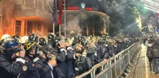 E FUNDIT/ Pas dhunës dhe molotovi përpara kryeministrisë, regjistrohet një polic i lënduar