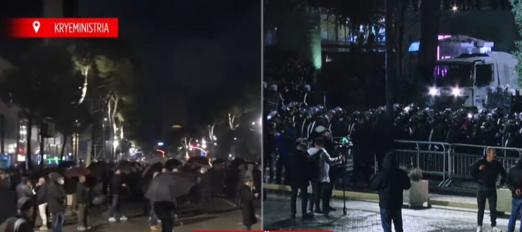  Largoni fëmijët nga tubimi   policia i bën thirrje protestuesve të opozitës