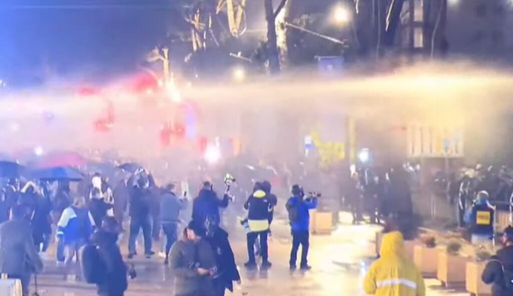 Protestuesit godasin policinë me mjete rrethanore  policia i largon me ujë që përmban lëndë djegëse