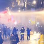 Protestuesit godasin policinë me mjete rrethanore, policia i largon me ujë që përmban lëndë djegëse