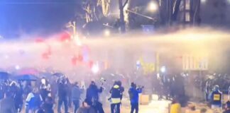 Protestuesit godasin policinë me mjete rrethanore, policia i largon me ujë që përmban lëndë djegëse