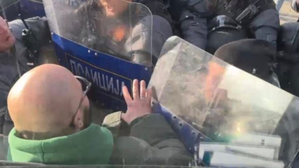 SKANDAL në Maqedoninë e Veriut  Policët përplasen me klubin shqiptar  tifozët e Vardarit kor me thirrje raciste