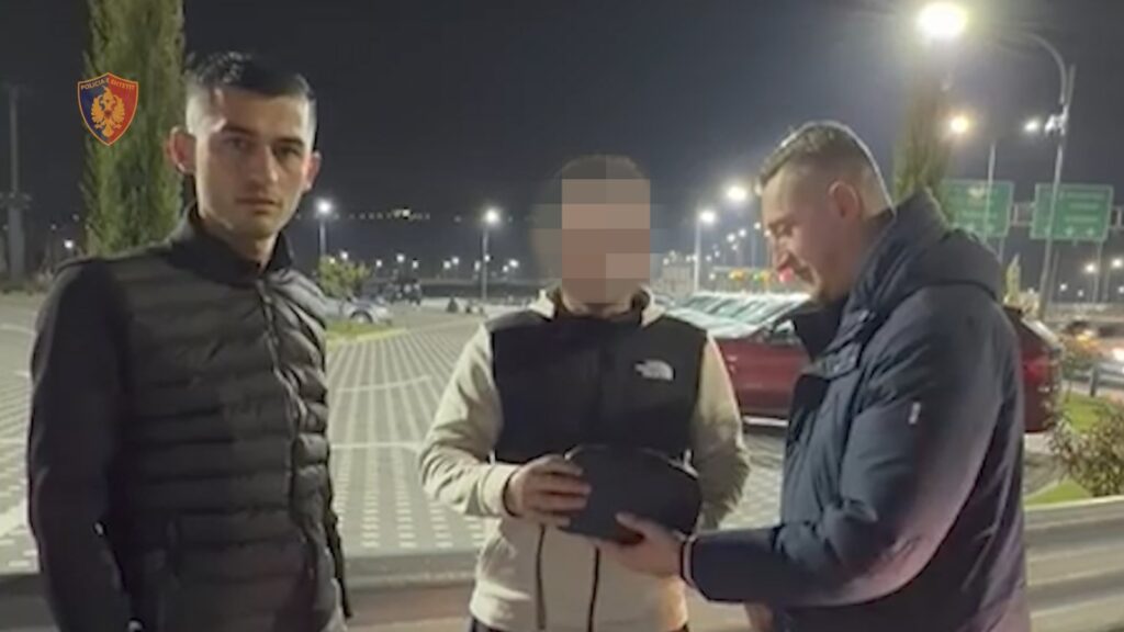 Punonjësit e Policisë  jashtë shërbimit  gjejnë dhe kthejnë çantën me 1000 euro  dokumente dhe celular