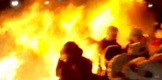 E FUNDIT/ Protestë e dhunshme te parlamenti, plas molotovi marrin flakë policë
