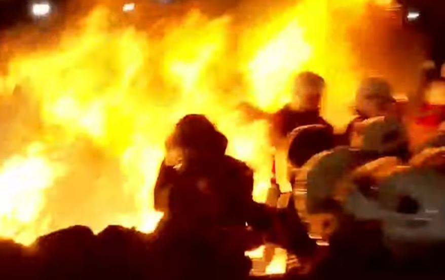 E FUNDIT  Protestë e dhunshme te parlamenti  plas molotovi marrin flakë policët