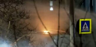 Protestë e dhunshme te Parlamenti, merr flakë një makinë