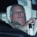 Historia pas fotos virale të Andrew pas arrestimit të tij