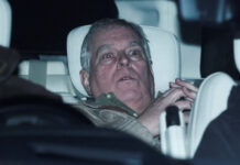 Historia pas fotos virale të Andrew pas arrestimit të tij