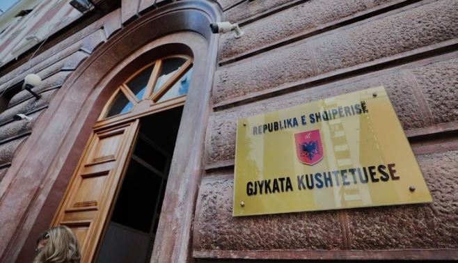 Numri i komisioneve u rrit nga 8 në 11  Gjykata Kushtetuese rrëzon Kuvendin  U shkel procedura  30 ditë kohë për ta rregulluar