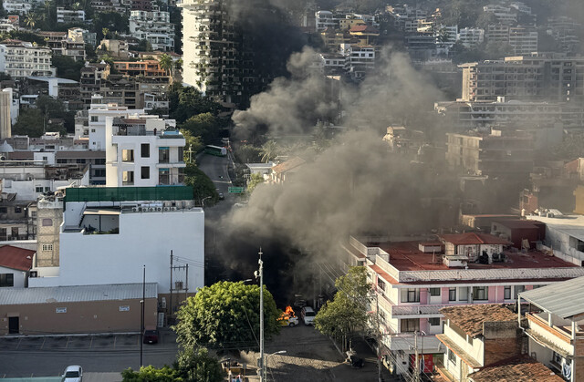 FOTO  Bllokohen rrugët  digjen mjetet dhe ngrihen barrikada në Meksikë pas vrasjes së  El Mencho   bosit të kartelit famëkeq të drogës