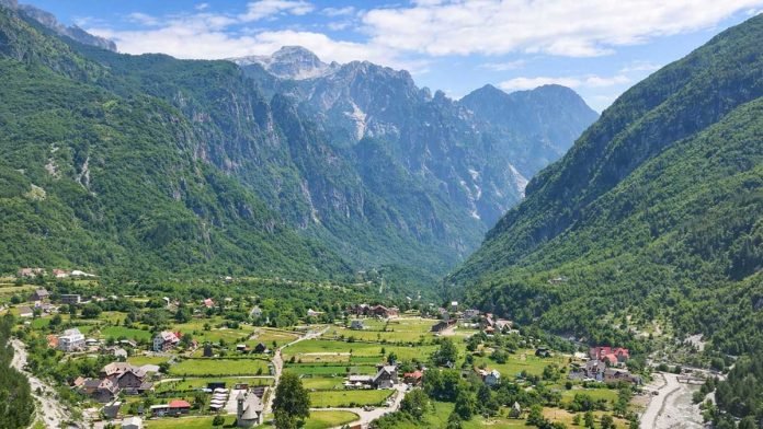 Media franceze  Ulysse News   Udhëtim në Shqipëri  nga gjiret magjike  në qytetet e gurta dhe shtigjet e qeta malore