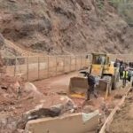 Aksi Librazhd-Qafë Thanë bllokohet nga rrëshqitja e dherave dhe gurëve, policia apel për shmangie të qarkullimit