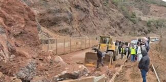 Aksi Librazhd-Qafë Thanë bllokohet nga rrëshqitja e dherave dhe gurëve, policia apel për shmangie të qarkullimit