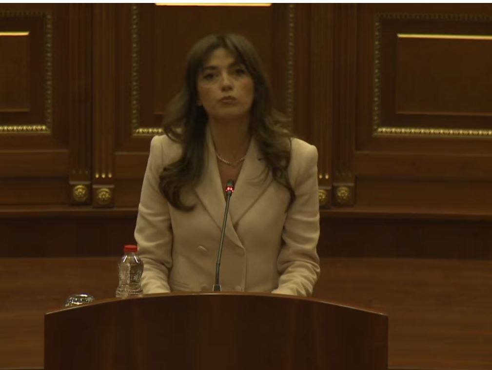 KONSTITUHOHET KUVENDI I KOSOVËS  Albulena Haxhiu zgjidhet Kryetare e Kuvendit