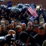 Berisha del nga selia e PD-së, i shoqëruar nga protestuesit drejt tubimit të 20 Shkurtit